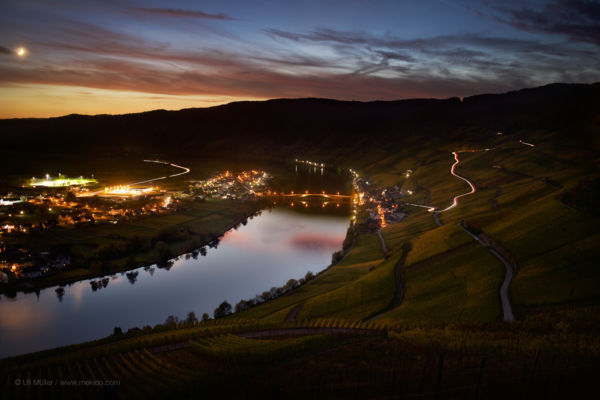 Landschaftsfoto von Piesport an der Mosel bei Nacht. Rechts im Bild noch zu erkennen, die Weinlage Piesporter Goldtröpfchen.