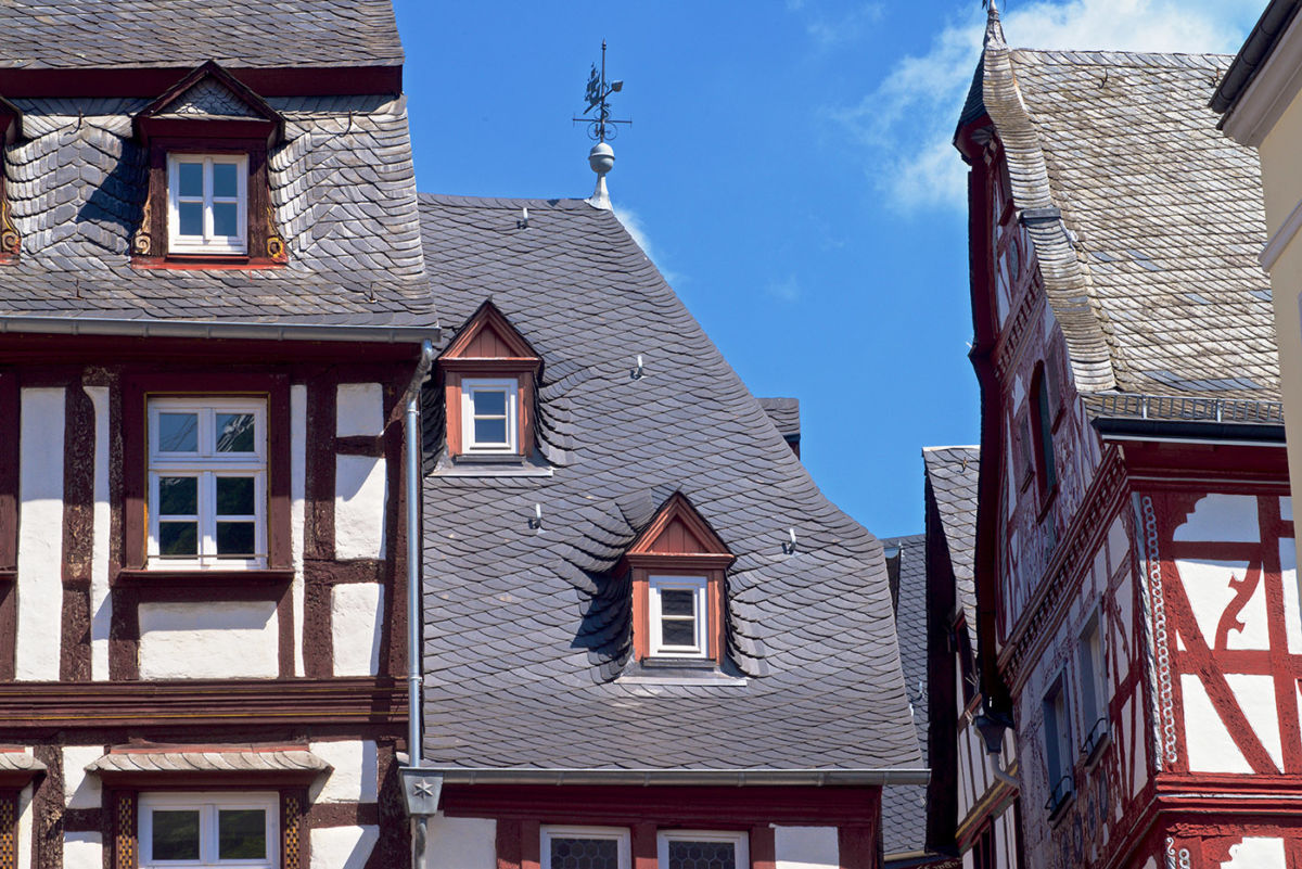 Schieferdächer der Historischen Gebäude in Bernkastel Kues. Eine Werbefotografie für das Unternehmen Dachdecker Herges.