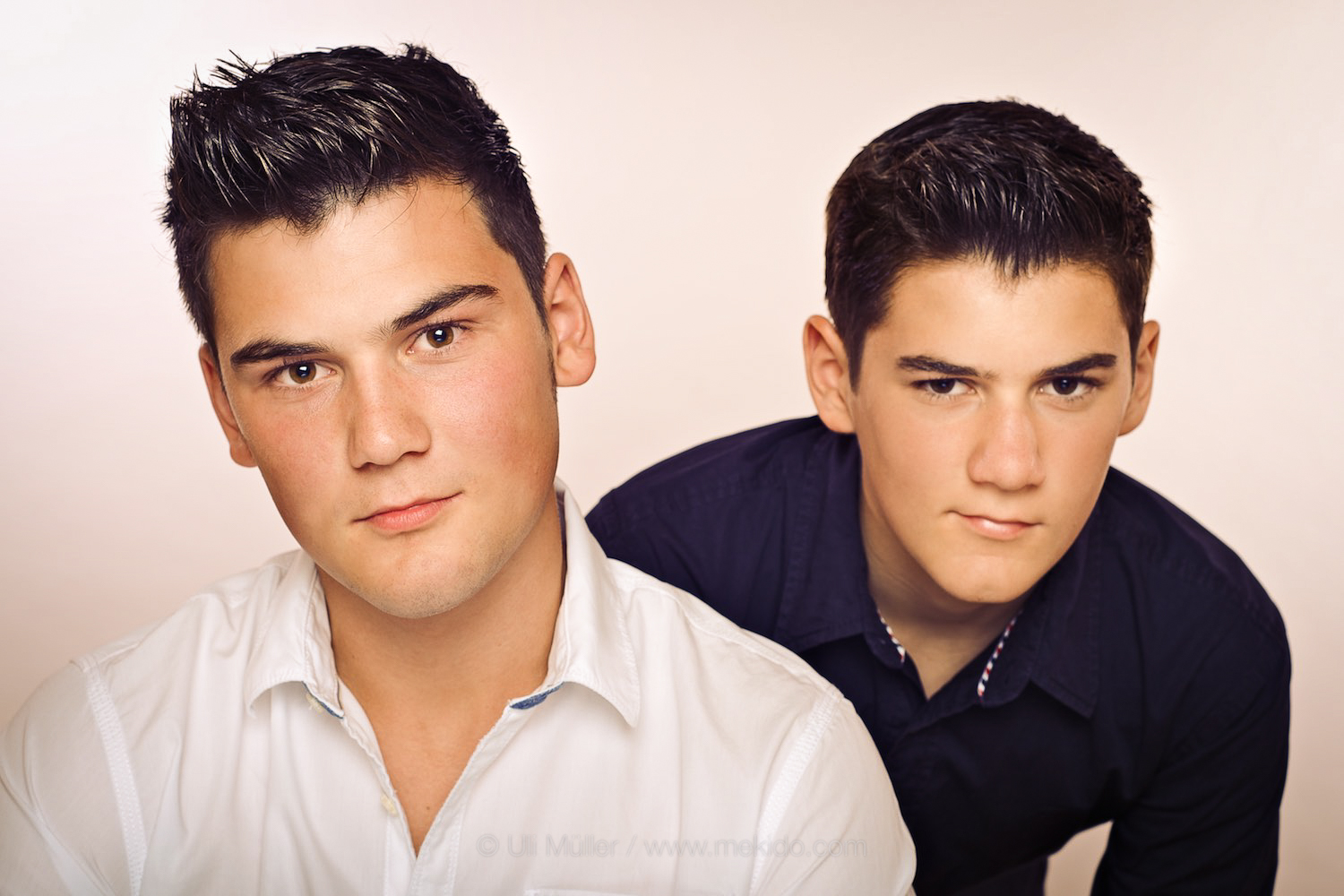 Doppel-Portrait zweier junger Männer als Werbefoto für eine Anzeigenschaltung von einem Friseursalon.